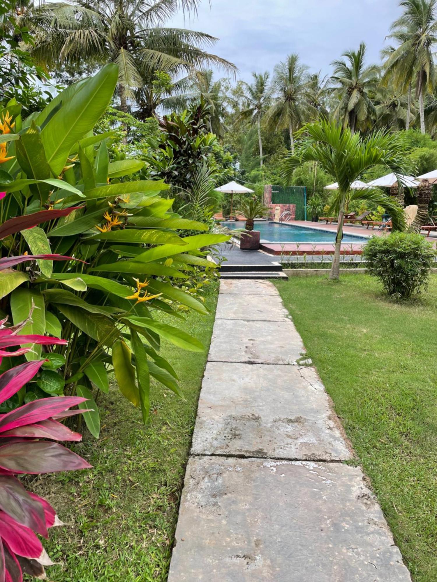 Red Island Villas Banyuwangi  Exterior photo